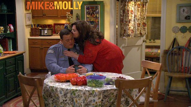 Mike & Molly - Hot Tub