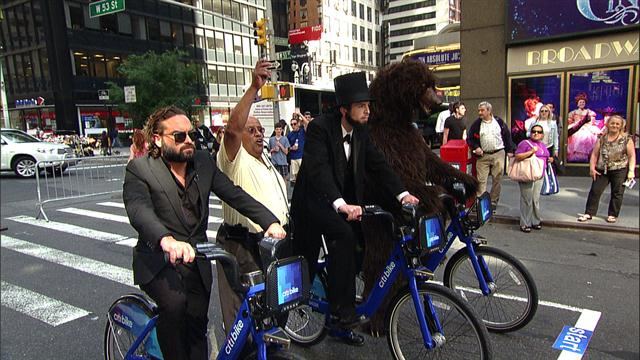 The Late Show: David Letterman - Johnny Galecki's NYC Bike Race