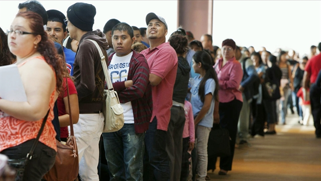 CBS Evening News: 8/15: Presidential campaign gets personal; immigrants line up for deferral program