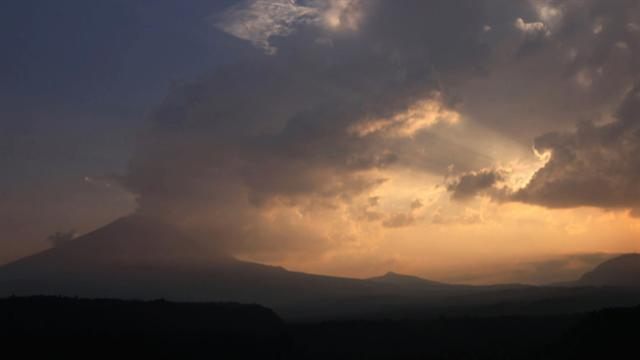 CBS This Morning: Volcano near Mexico City pumps out steam