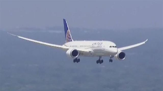 MoneyWatch: 787 Dreamliner lands at Chicago's Ohare