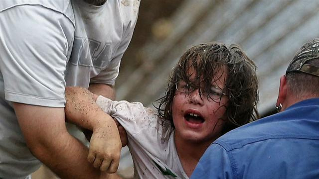 CBS Evening News: Seeing the twister's destruction through a photographer's lens