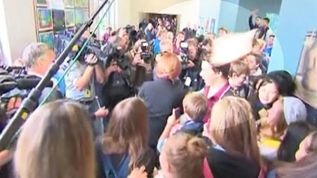 Sandwich thrown at Australian PM during school visit