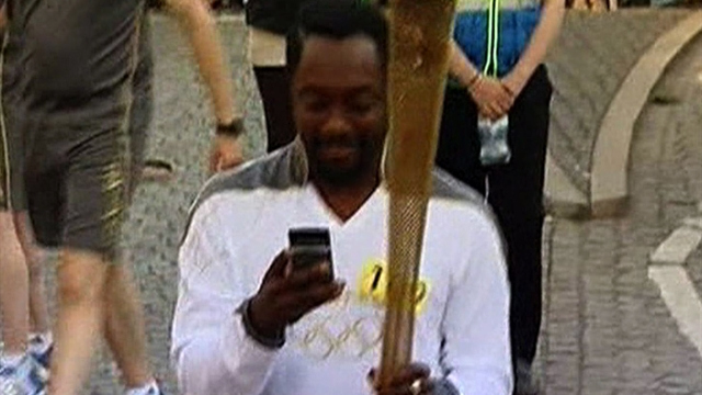Will.i.am live tweets his Olympic torch run