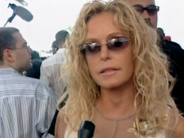 Farrah Fawcett Succumbs To Cancer