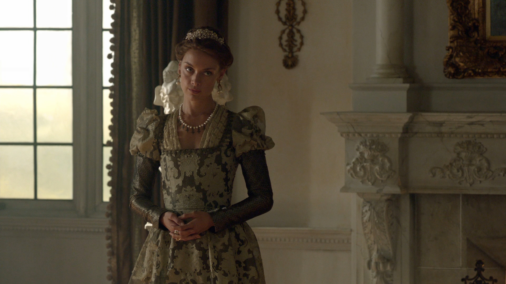 Watch Reign Season 4 Episode 4: Playing with Fire - Paramount+ Canada
