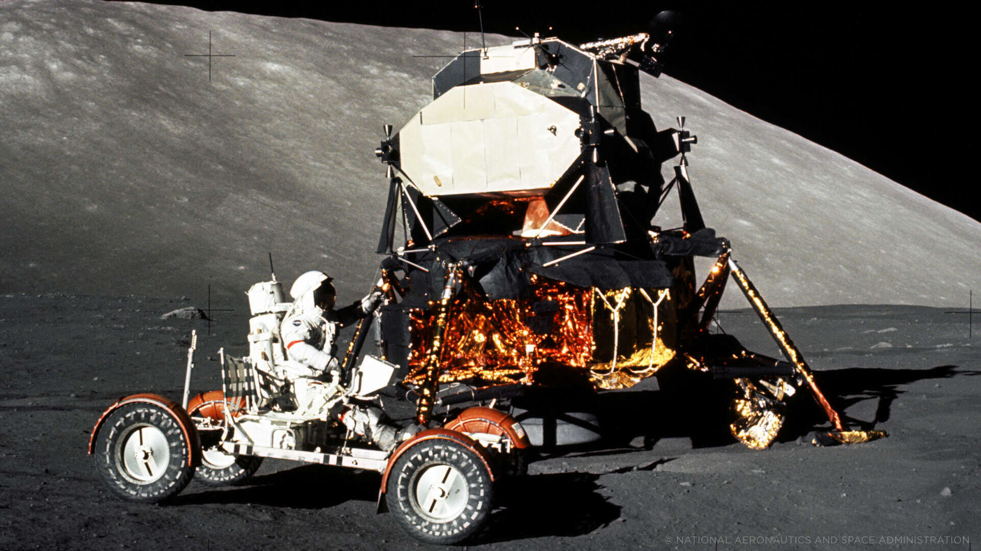 Apollo\'s Moon Shot: Cùng quay trở lại với thời điểm lịch sử của con tàu Apollo đầy hào hùng trong cuộc đua vũ trụ giữa Mỹ và Liên Xô. Hãy tìm hiểu về những chuyến đi tới Mặt Trăng và những hành động vĩ đại mà con người đã làm được trong chương trình \