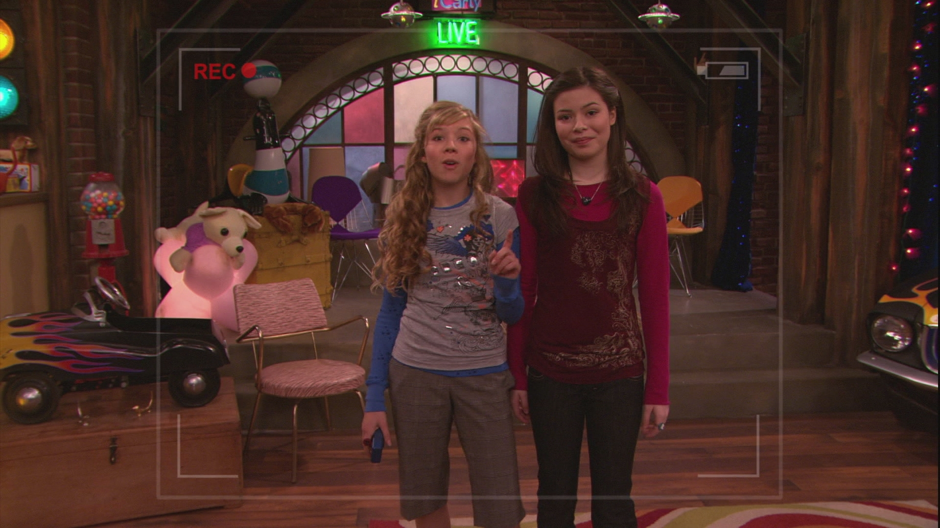 Watch iCarly Season 1 Episode 10: iWant a World Record ...