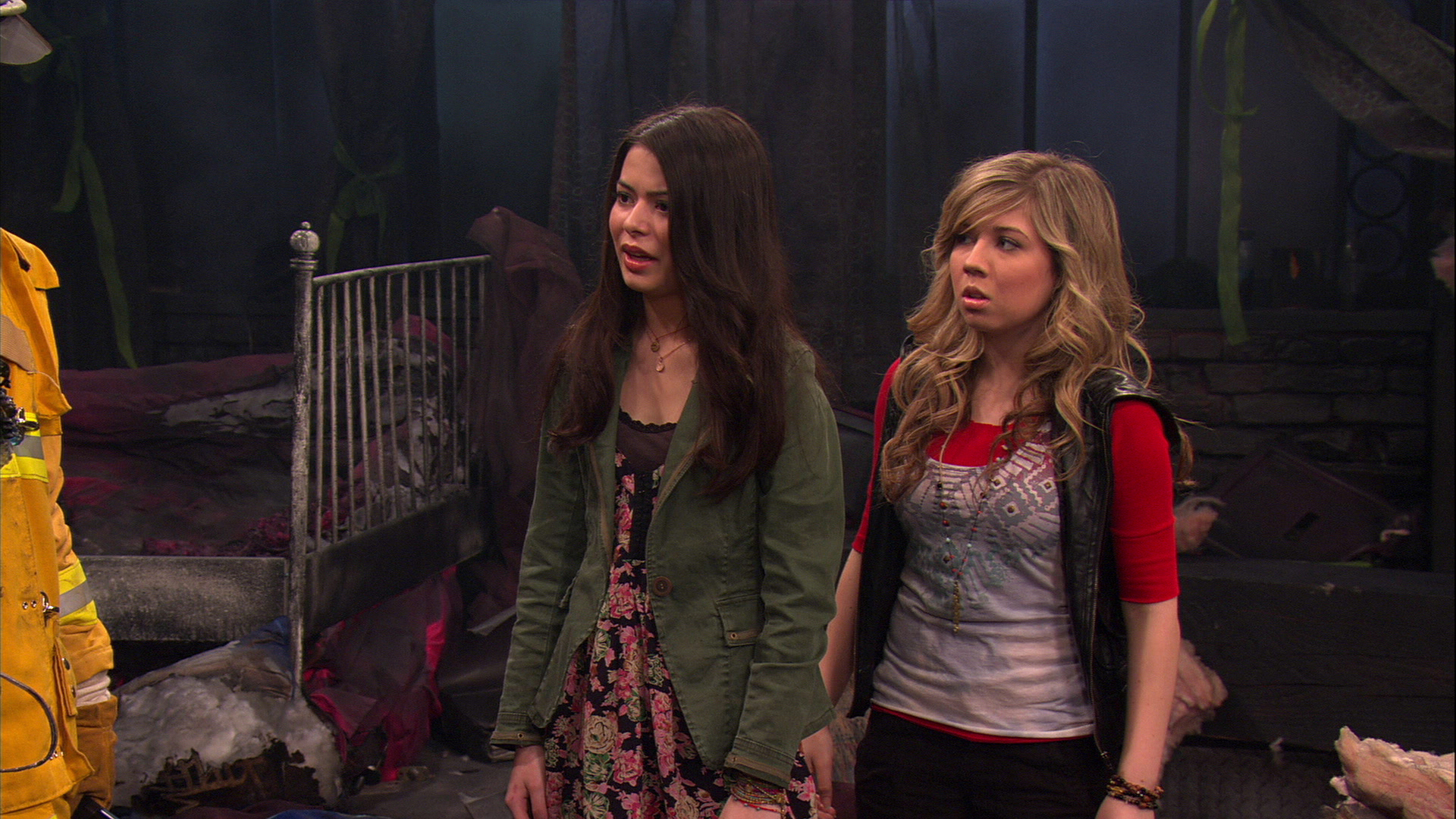 Watch iCarly Season 3 Episode 1: iGot A Hot Room - Full show on Paramount  Plus