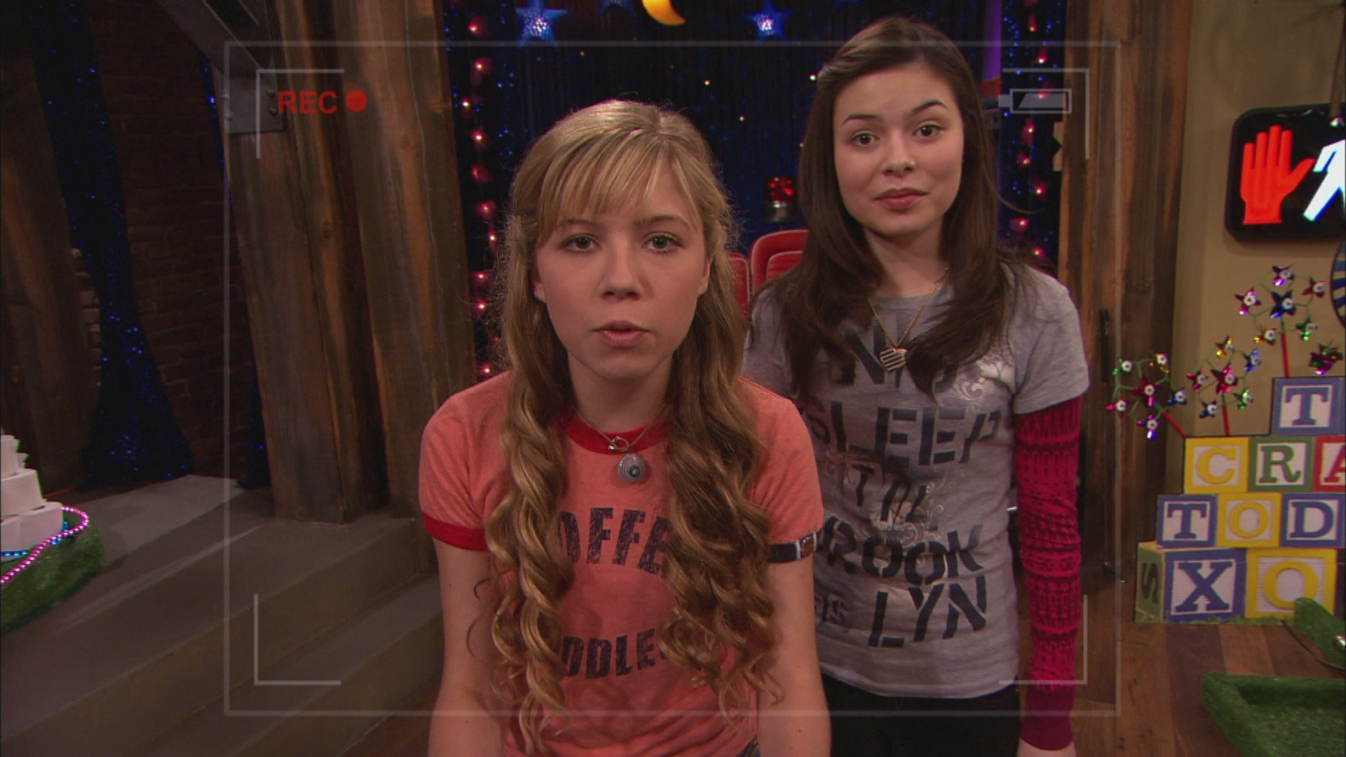 Watch iCarly Season 1 Episode 22: iMight Switch Schools