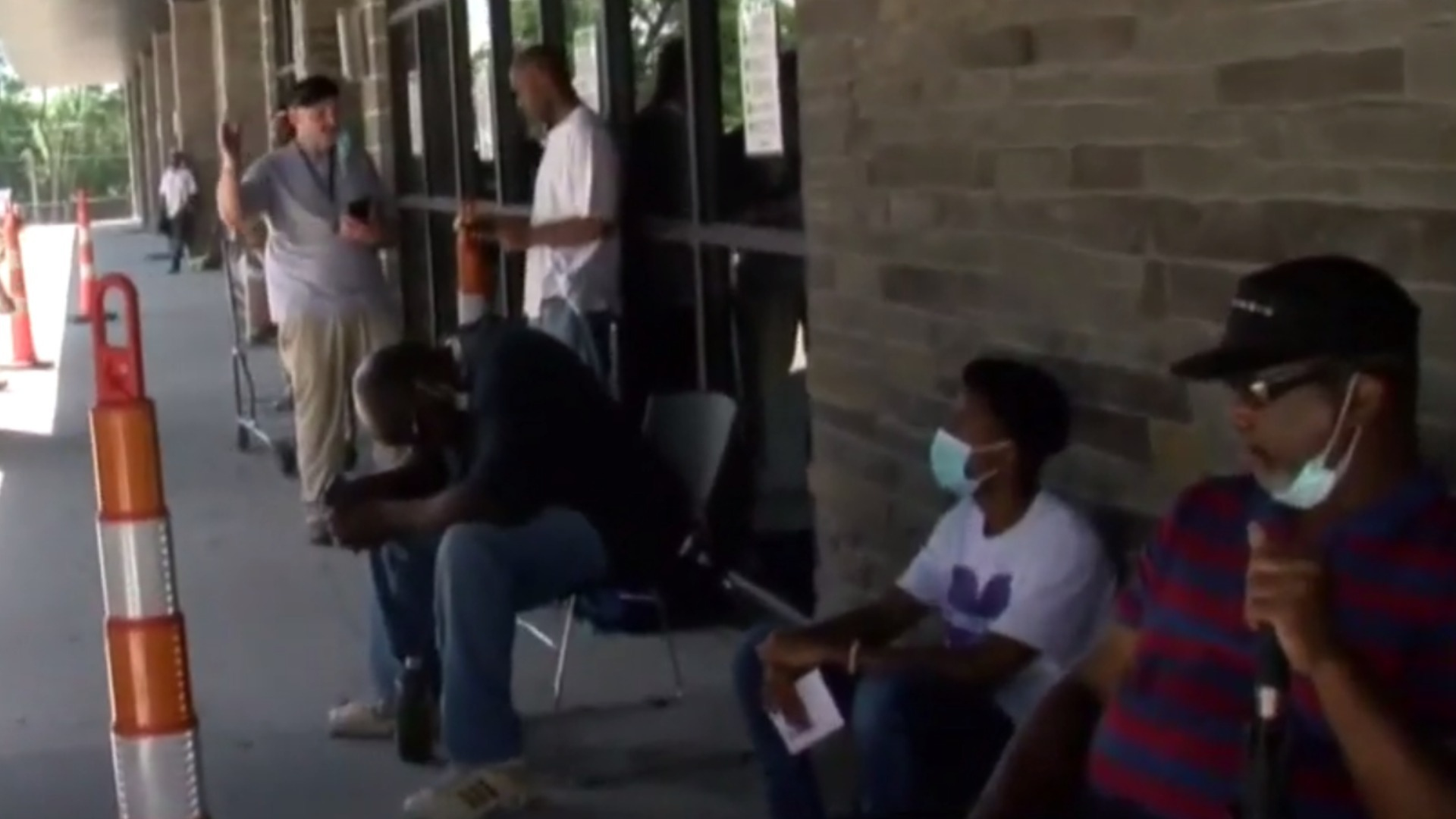 Watch Cbs Evening News Extra 600 In Unemployment Benefits Ends Full Show On Cbs All Access