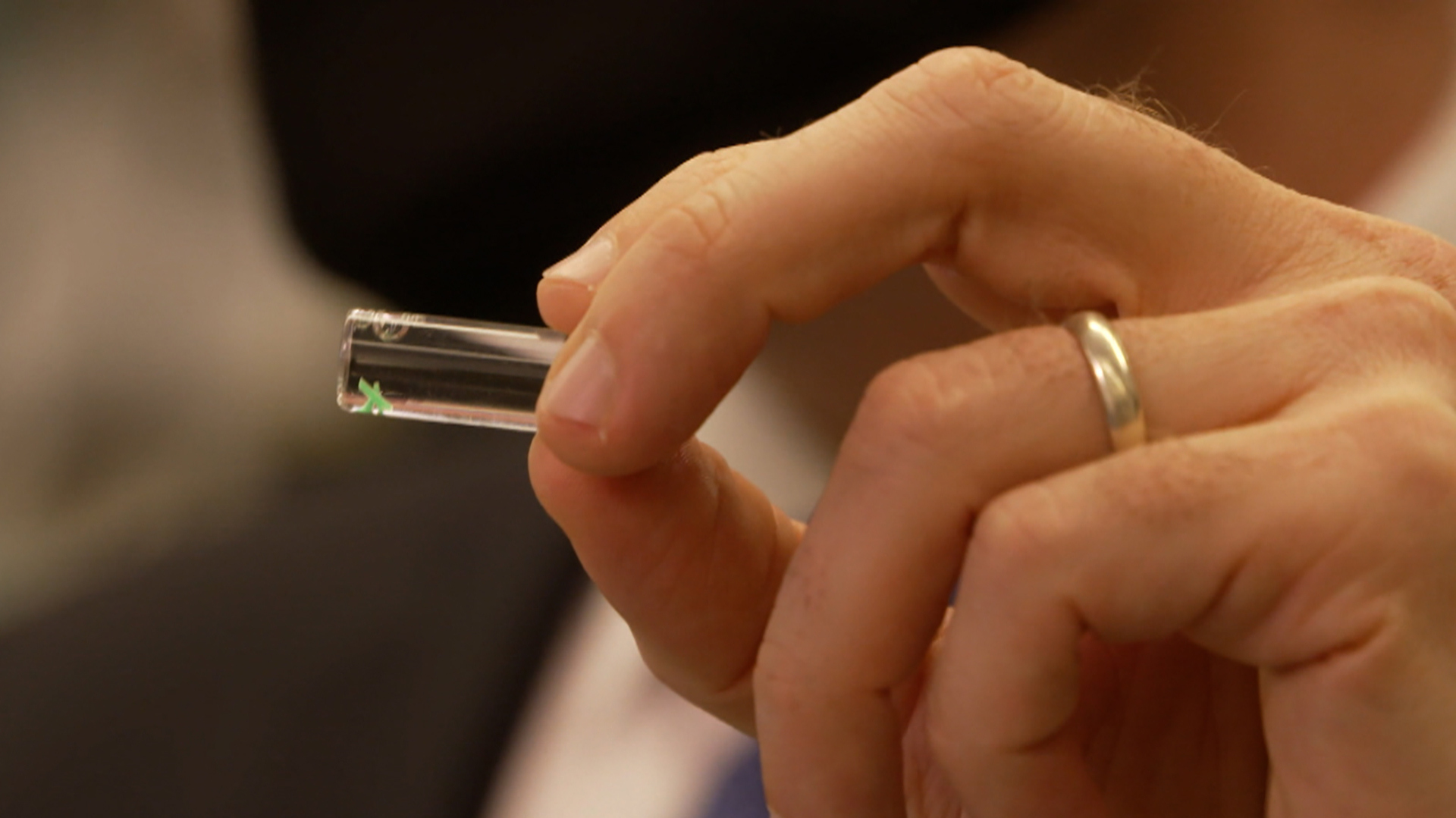 „Die Technologie ist nun da um all dies zu tun“: DARPA stellt einen implantierbaren Mikrochip vor zur Erkennung von Viren