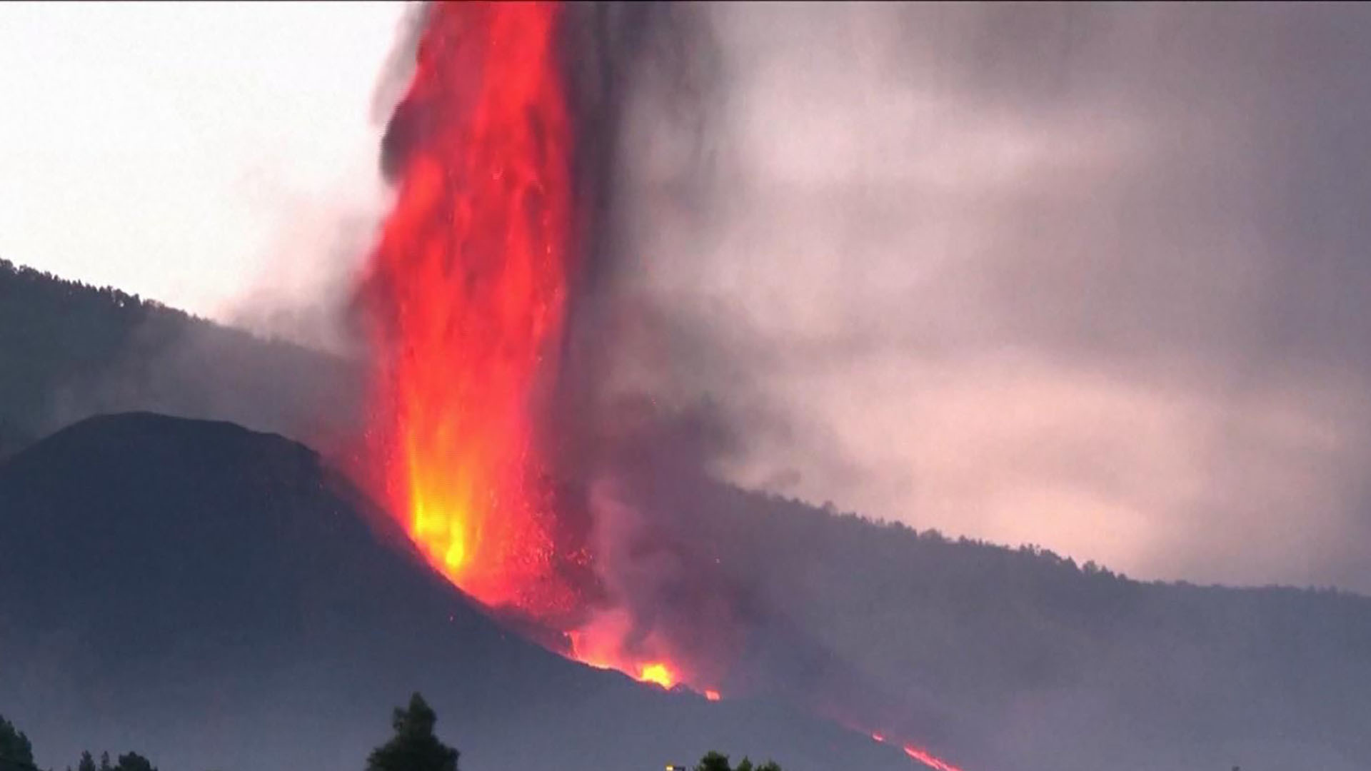 Watch CBS Mornings New fissures in La Palma volcano eruption Full