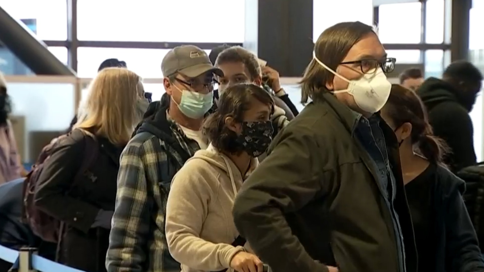 Watch CBS Evening News Judge voids mask mandate for travelers Full