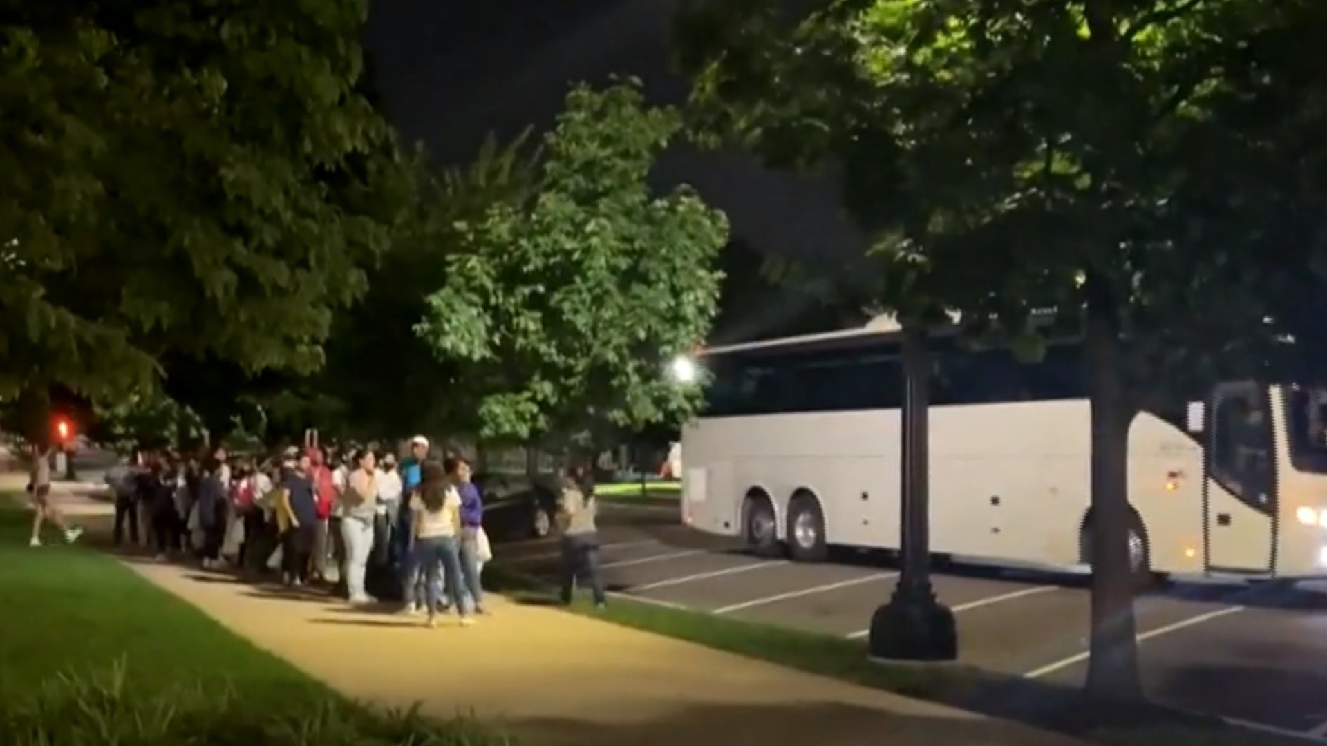 Watch CBS Evening News NYC mayor blasts Texas gov. over busing