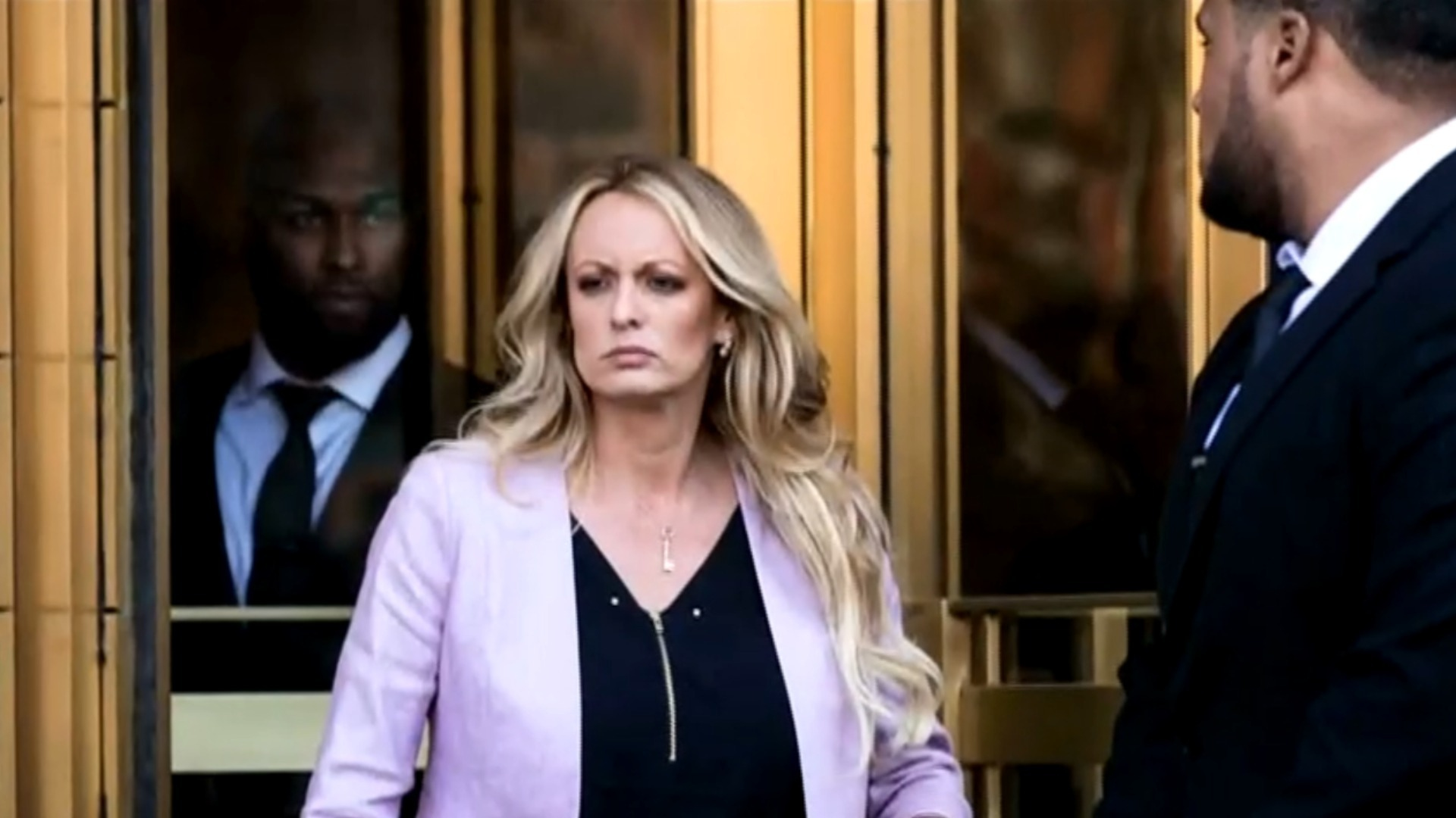 Watch CBS Evening News: Stormy Daniels meets with New York prosecutors