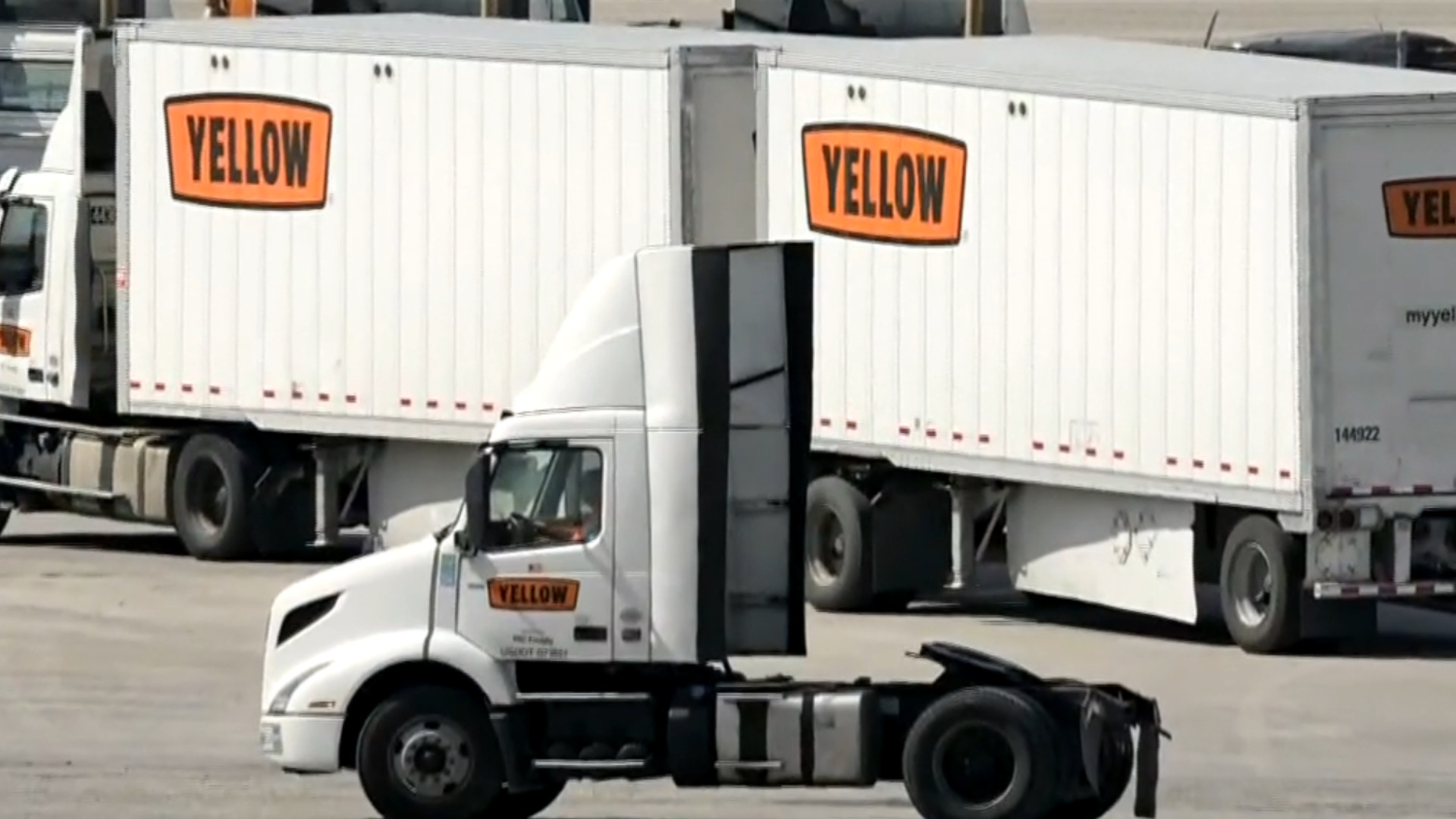 Watch CBS Evening News Yellow trucking company shutting down Full