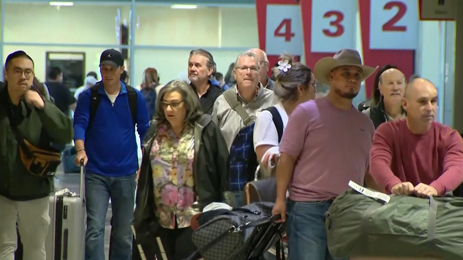 Watch CBS Evening News Airports brace for Thanksgiving travel Full