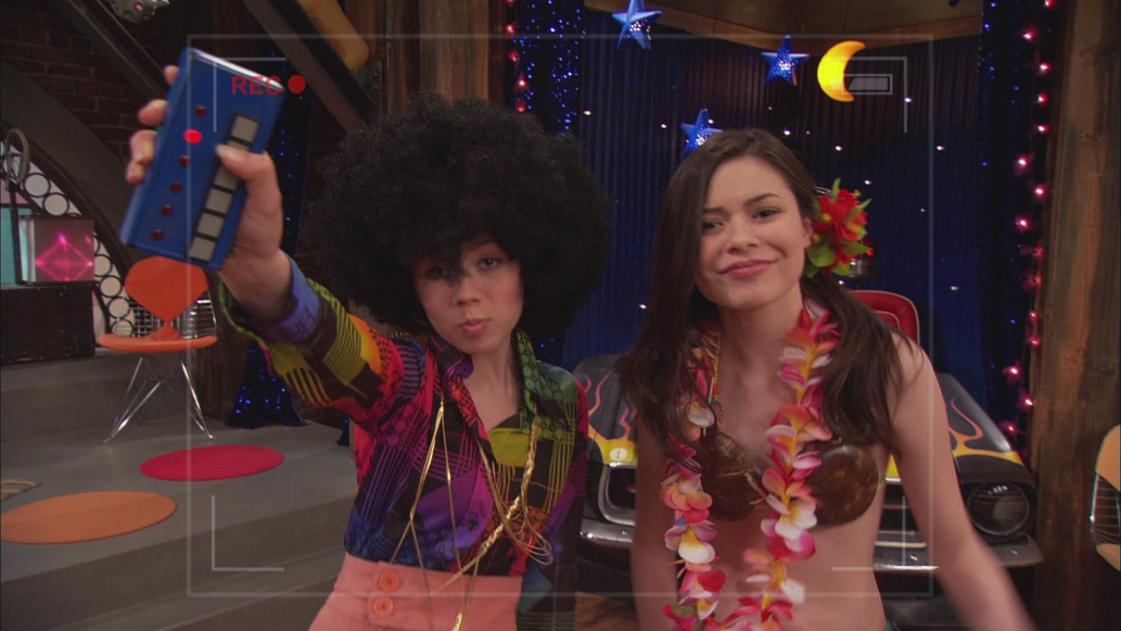 Watch iCarly Season 2 Episode 1: iSaw Him First - Full show on