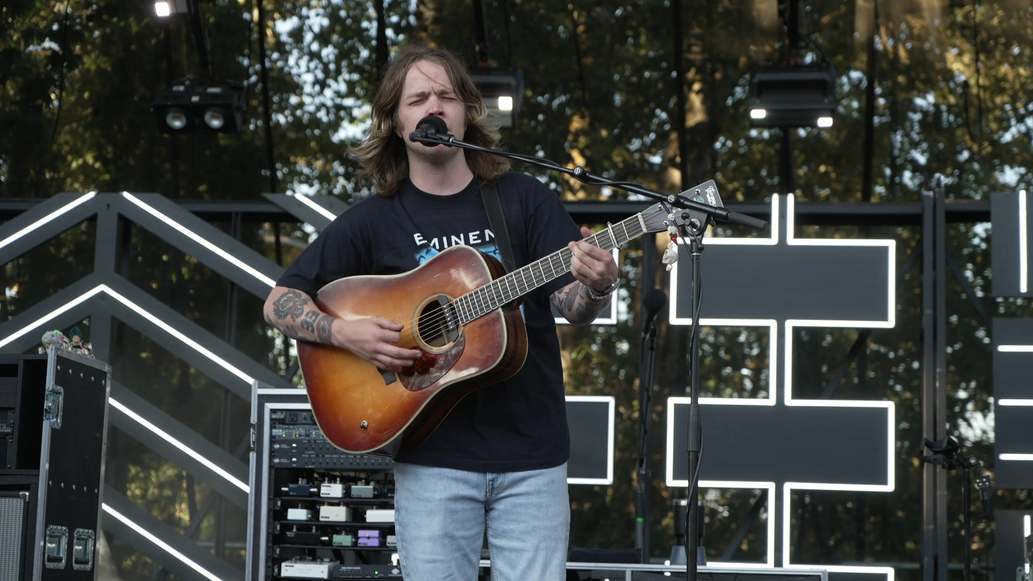 Watch Sunday Morning Guitarist Billy Strings, the "future of bluegrass