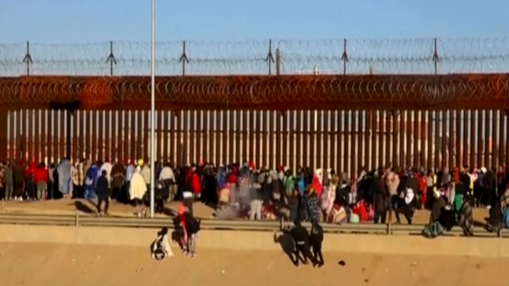 Watch CBS Evening News: Supreme Court blocks Biden from ending Title 42