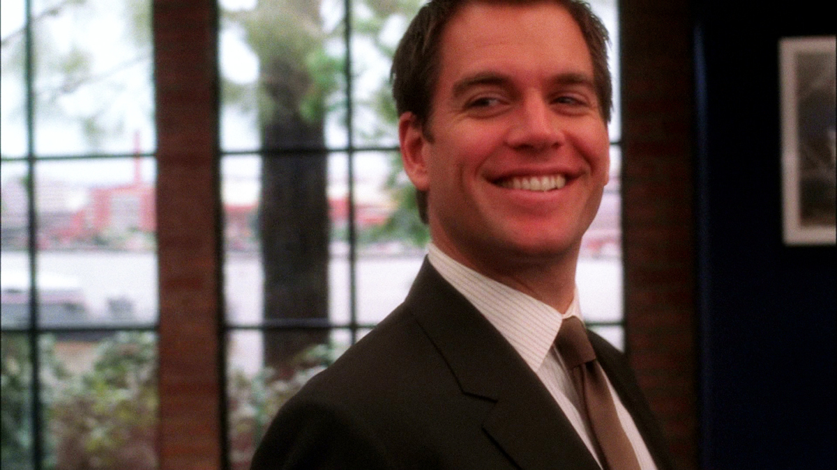 Watch NCIS Season 2 Episode 12: NCIS Doppelganger Full show on