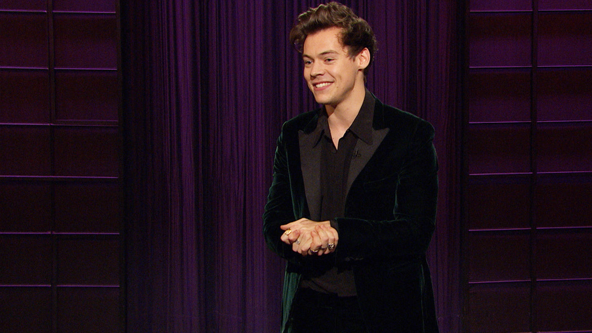 Джеймс корден гарри стайлс 2017. Джеймс корден и аарон тейлор-джонсон. Гарри певец 2022. Гарри стайлс 2021. Гарри стайлс late night talking.