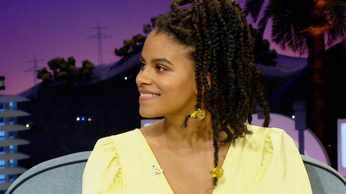 Zazie Beetz Films Et Programmes Tv Watch The Late Late Show with James Corden: Zazie Beetz Can Sneak Candy