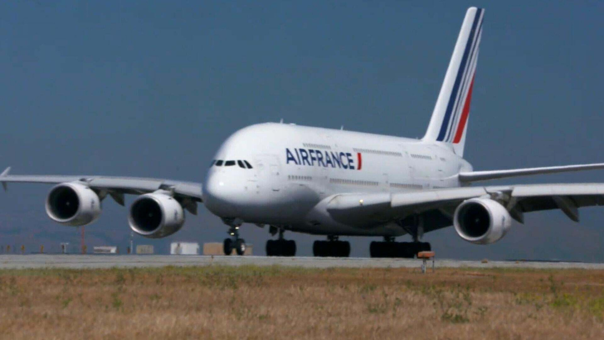 Watch CBS Mornings Plane to Detroit diverted over Ebola concerns ...