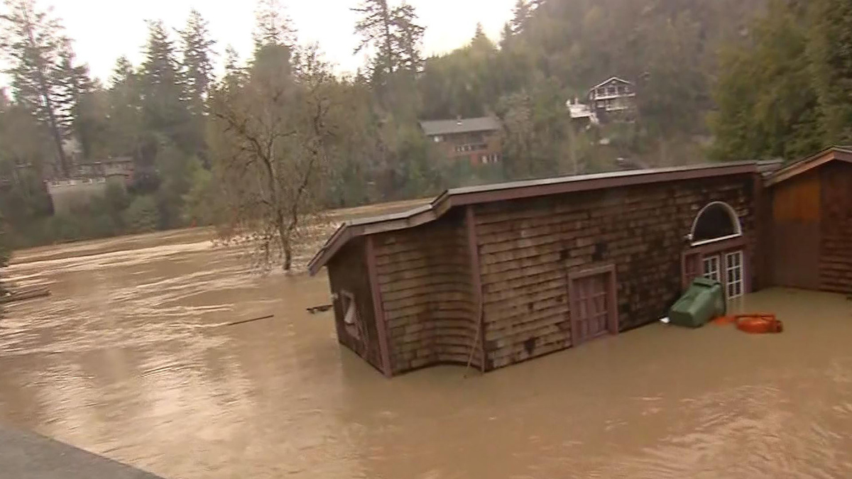 Watch CBS Evening News California town trapped by floodwaters Full