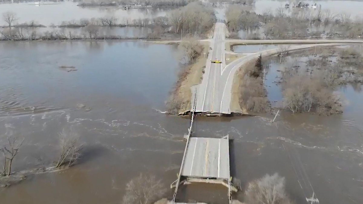 Watch CBS Evening News Thousands evacuate amid Midwest flooding Full
