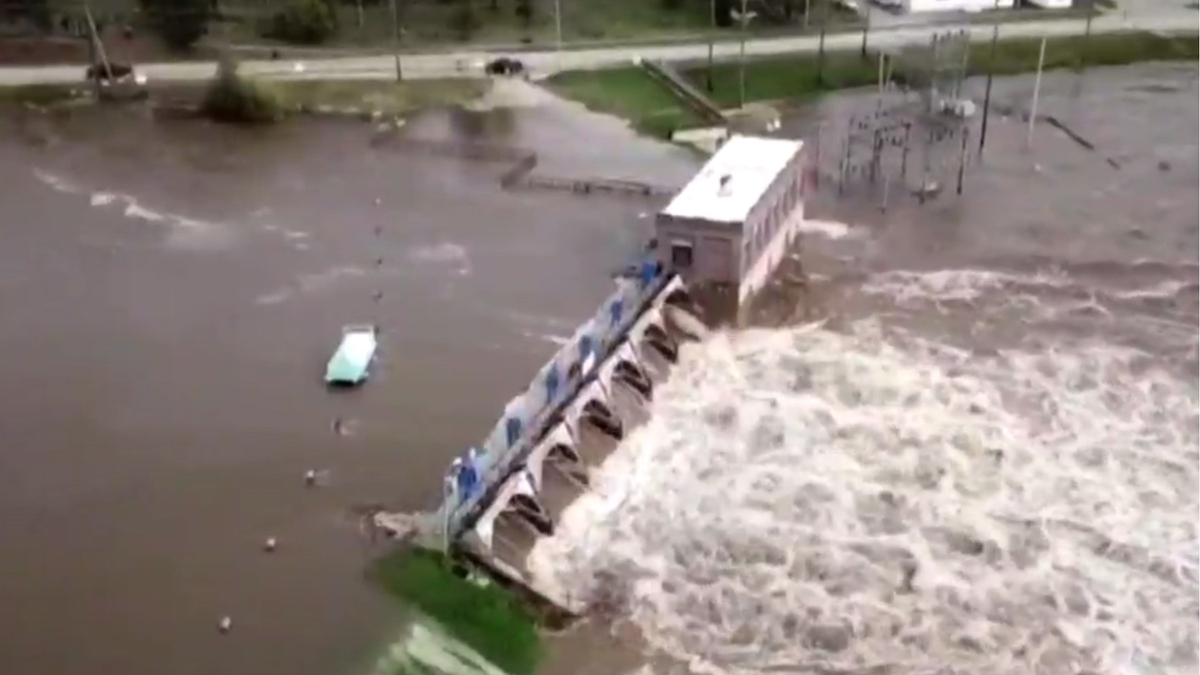 Watch CBS Evening News Dam breaks in Michigan spark evacuations Full