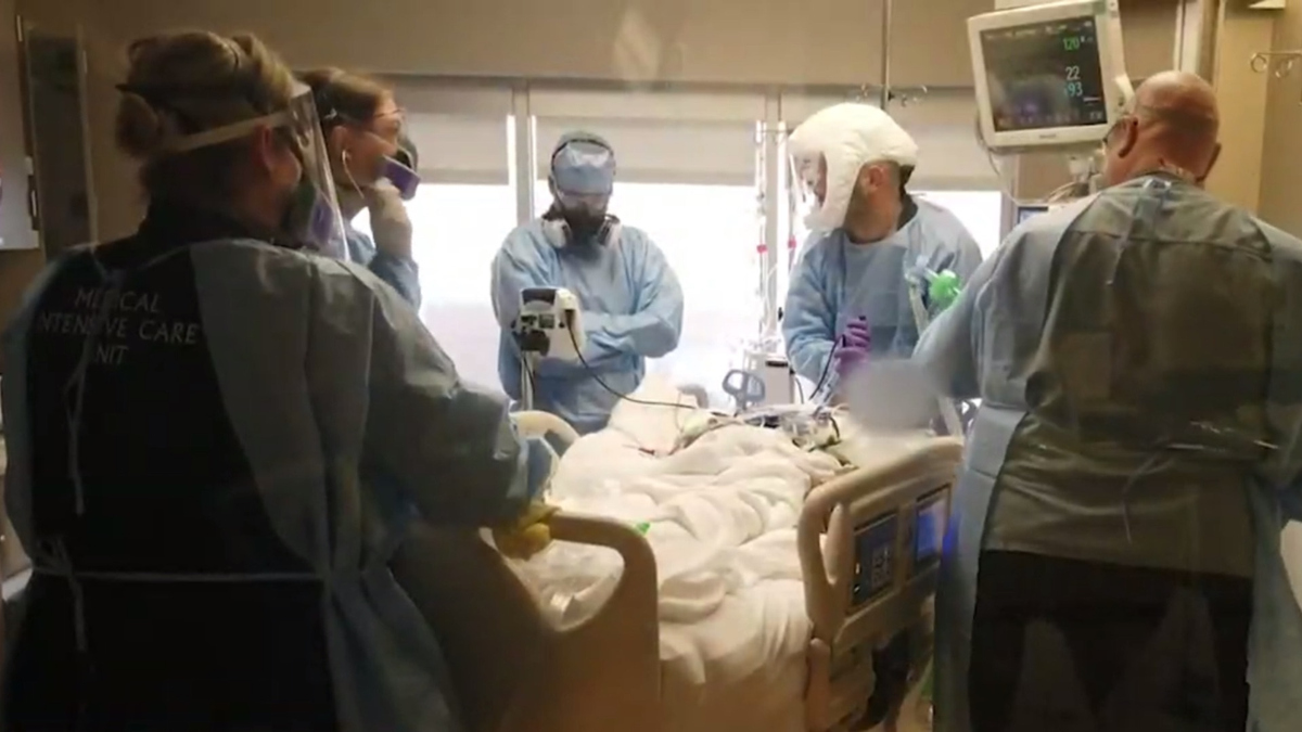 Watch CBS Evening News: U.S. tops 350,000 COVID deaths - Full show on CBS