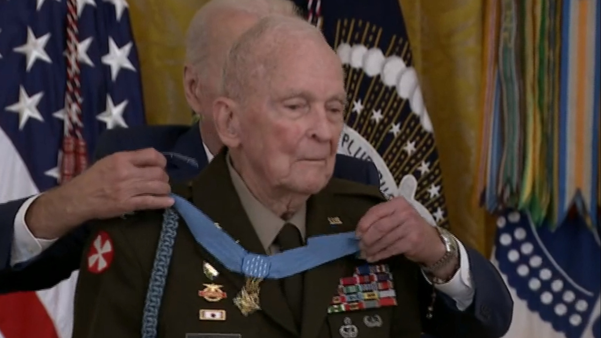 Watch Cbs Evening News Korean War Veteran Receives Medal Of Honor