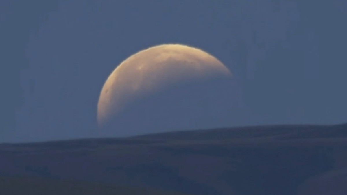 Watch CBS Evening News: Super flower blood moon dazzles stargazers ...