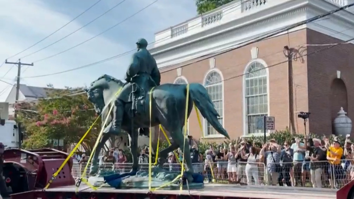 Watch CBS Evening News Charlottesville removes two Confederate statues