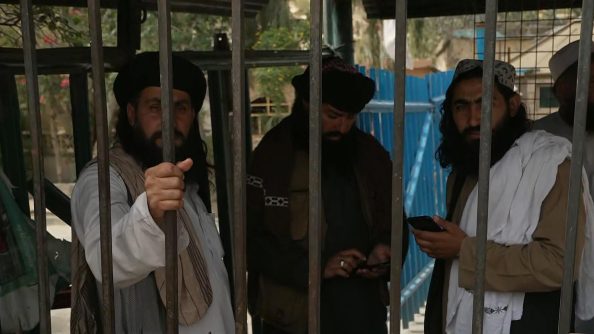 Watch CBS Evening News: Afghans flee to Pakistan to escape Taliban ...