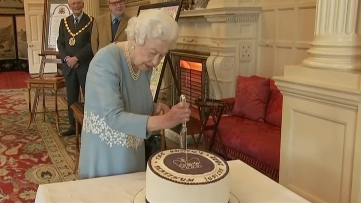 Watch CBS Evening News Queen Elizabeth marks historic 70 years on(02)