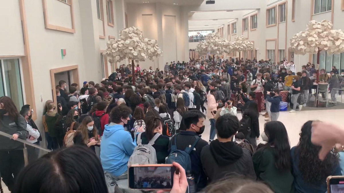 Watch CBS Mornings Pennsylvania students protest mask mandates Full