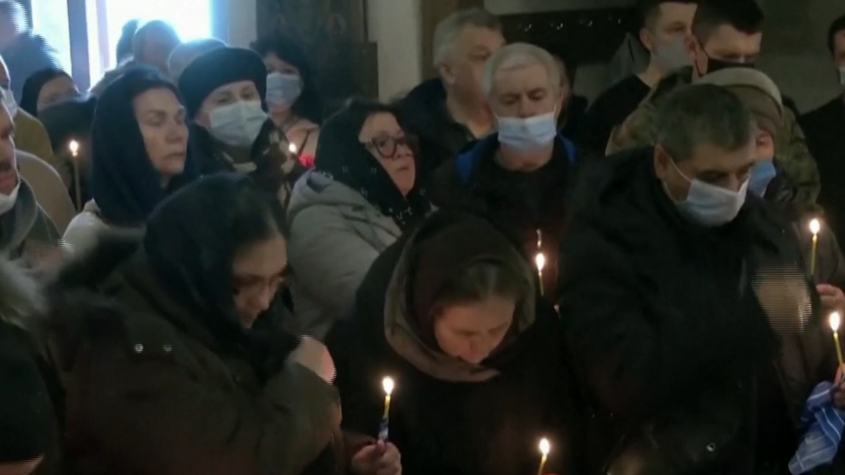 Watch CBS Evening News: Attacks escalate on front lines in Eastern ...