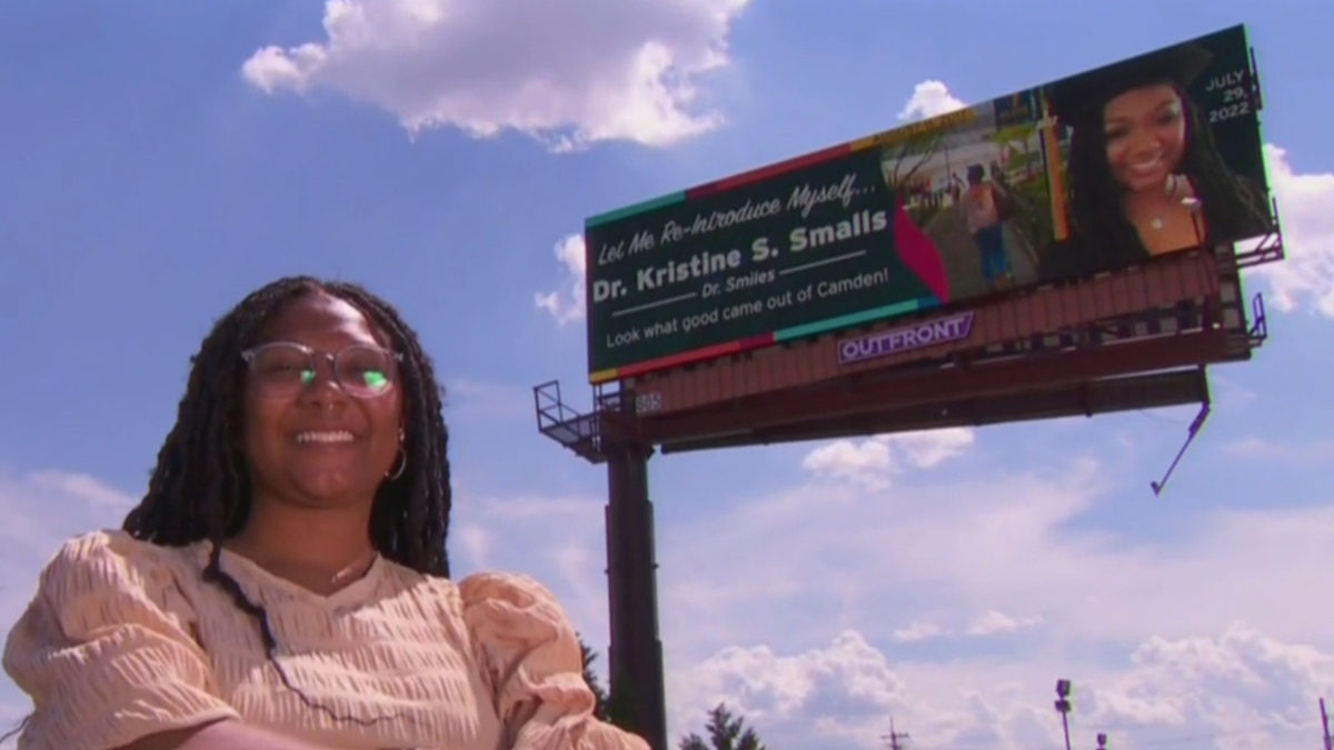 CBS Evening News: Daughter's graduation celebrated with billboard - Full show