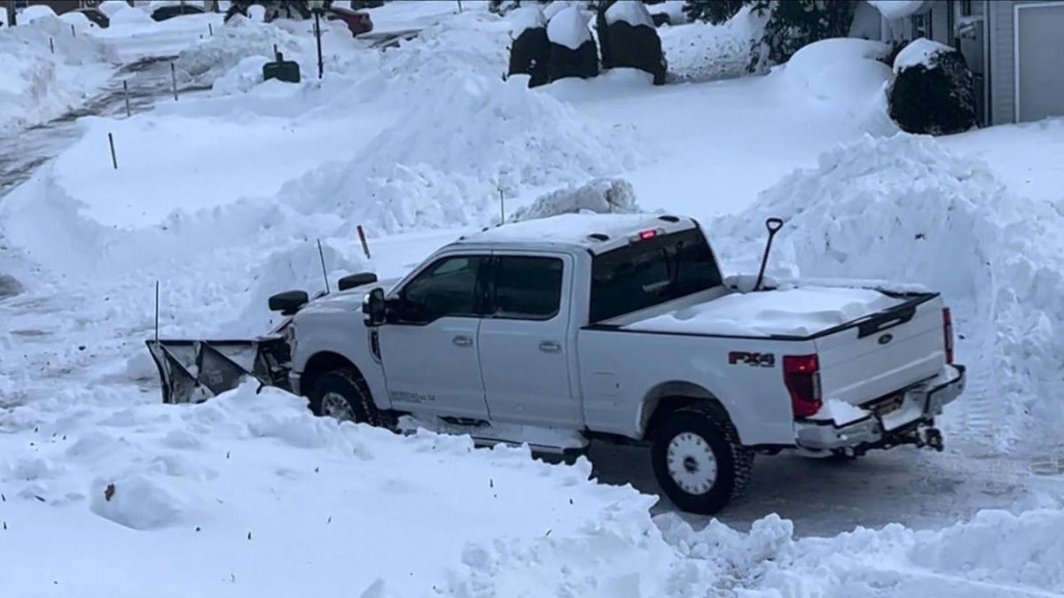 Watch Buffalo Bills Dig Cars Out of Snow After Storm Delays Return Home –  NBC New York