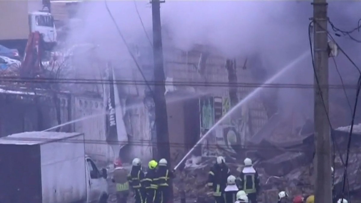 Watch CBS Evening News: Russian rocket attacks strike Ukraine's capital ...