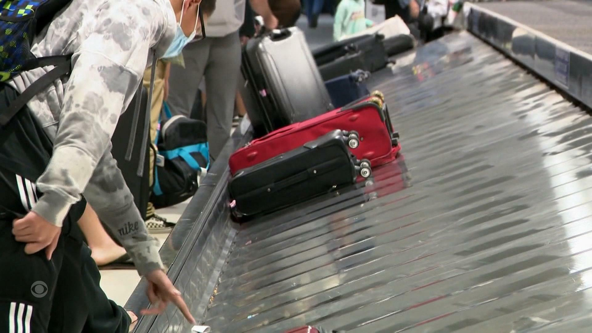 Watch CBS Evening News: Alabama center sells unclaimed luggage