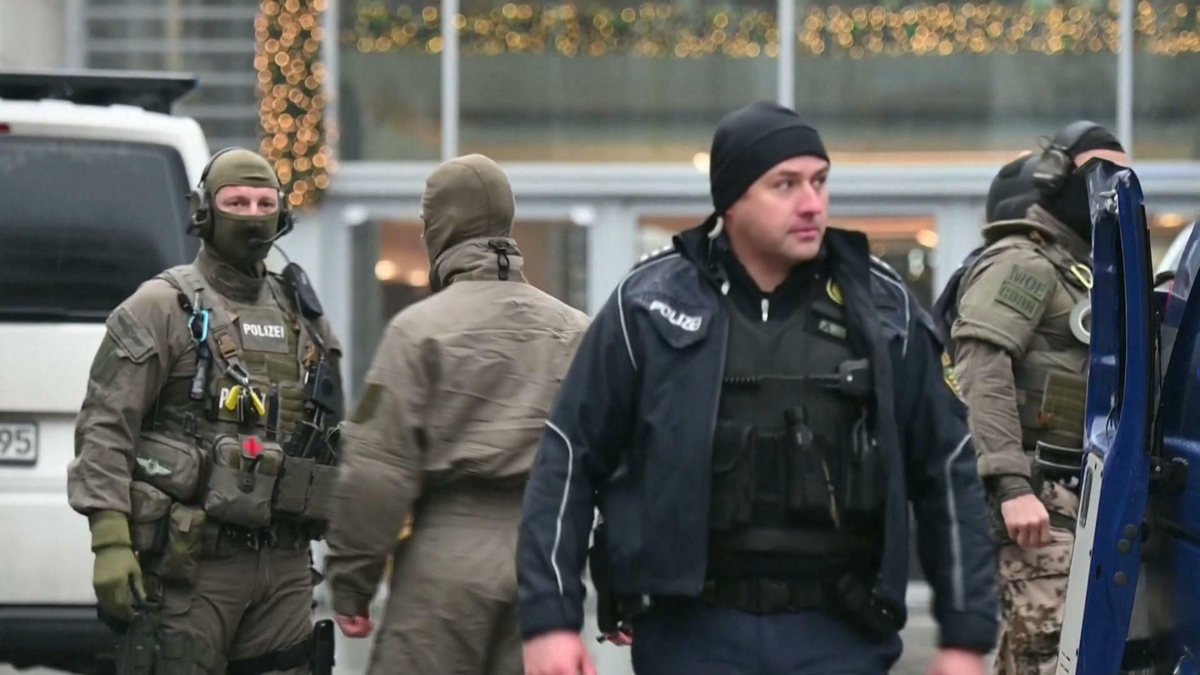Watch CBS Saturday Morning: Gunman takes hostages at German shopping ...