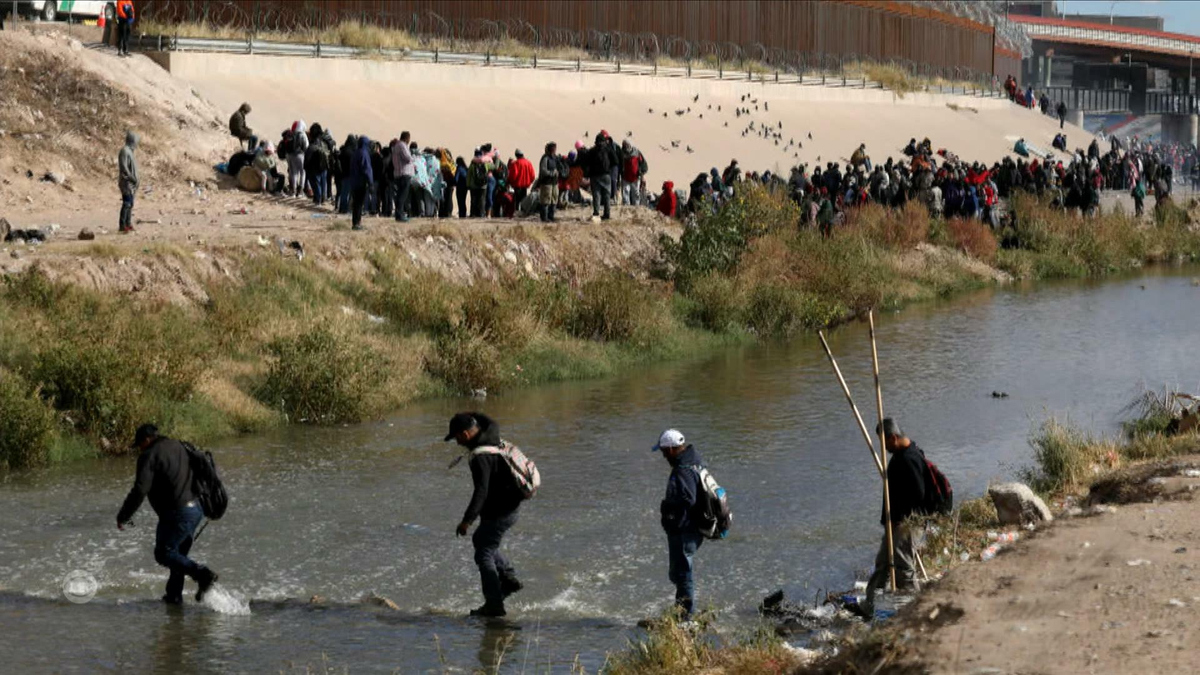 Watch CBS Evening News: Thousands of migrants crossing into Texas daily ...