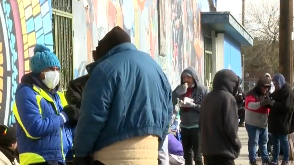 Watch CBS Evening News: Buses of migrants arrive near Harris' home in D ...
