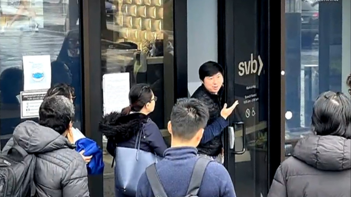 Watch CBS Evening News Regulators take control of Silicon Valley Bank