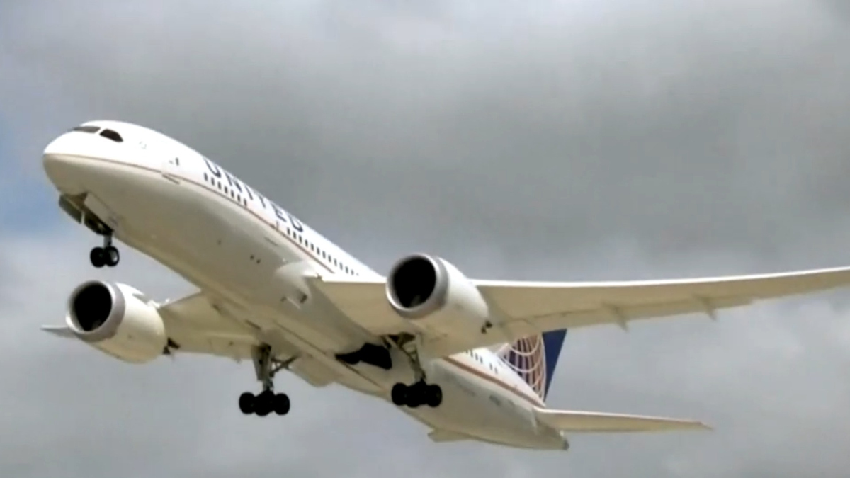 Watch CBS Evening News United plane makes emergency landing in Houston