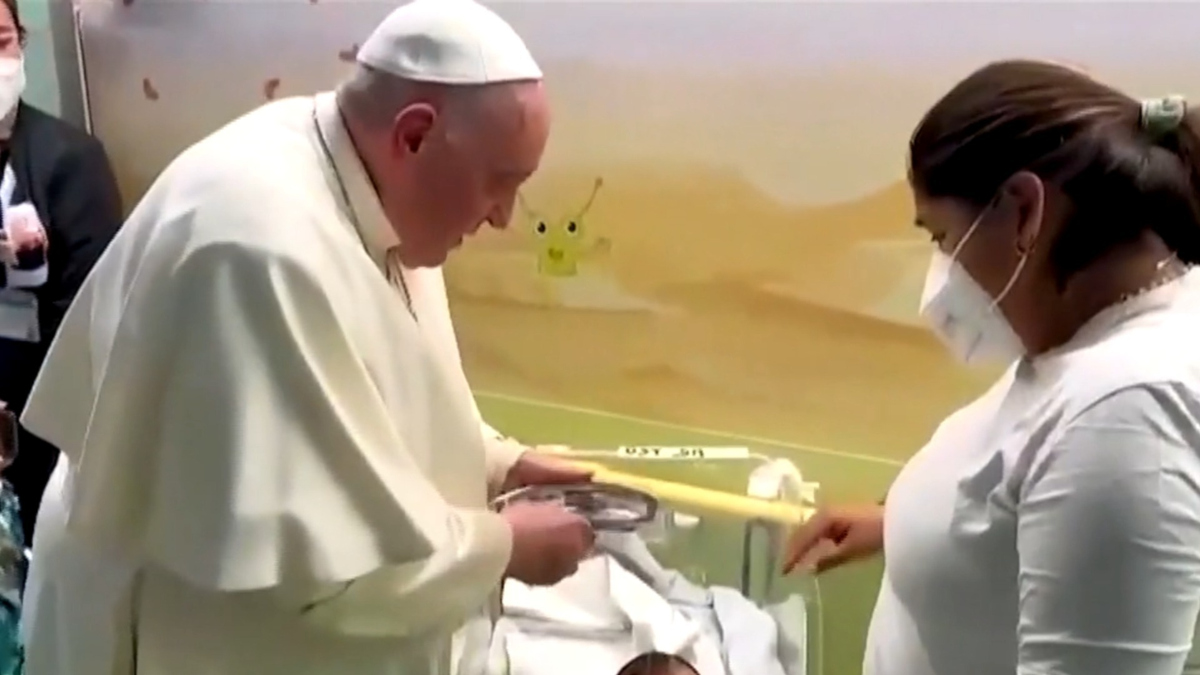 Watch CBS Evening News Pope Francis continues to show improvement